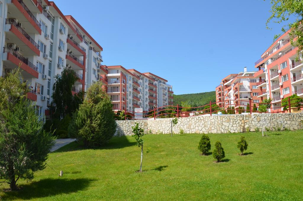 Single Private Apartments In Marina View Fort Beach Свети-Влас Экстерьер фото